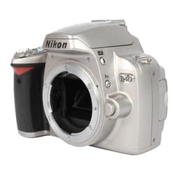 Reflex D40 - Noir/Gris + Nikon AF-S DX Nikkor 18-55mm f/3.5-5.6G VR II f/3.5-5.6